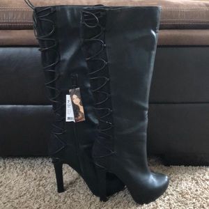 Sofia Vergara black heeled boots.